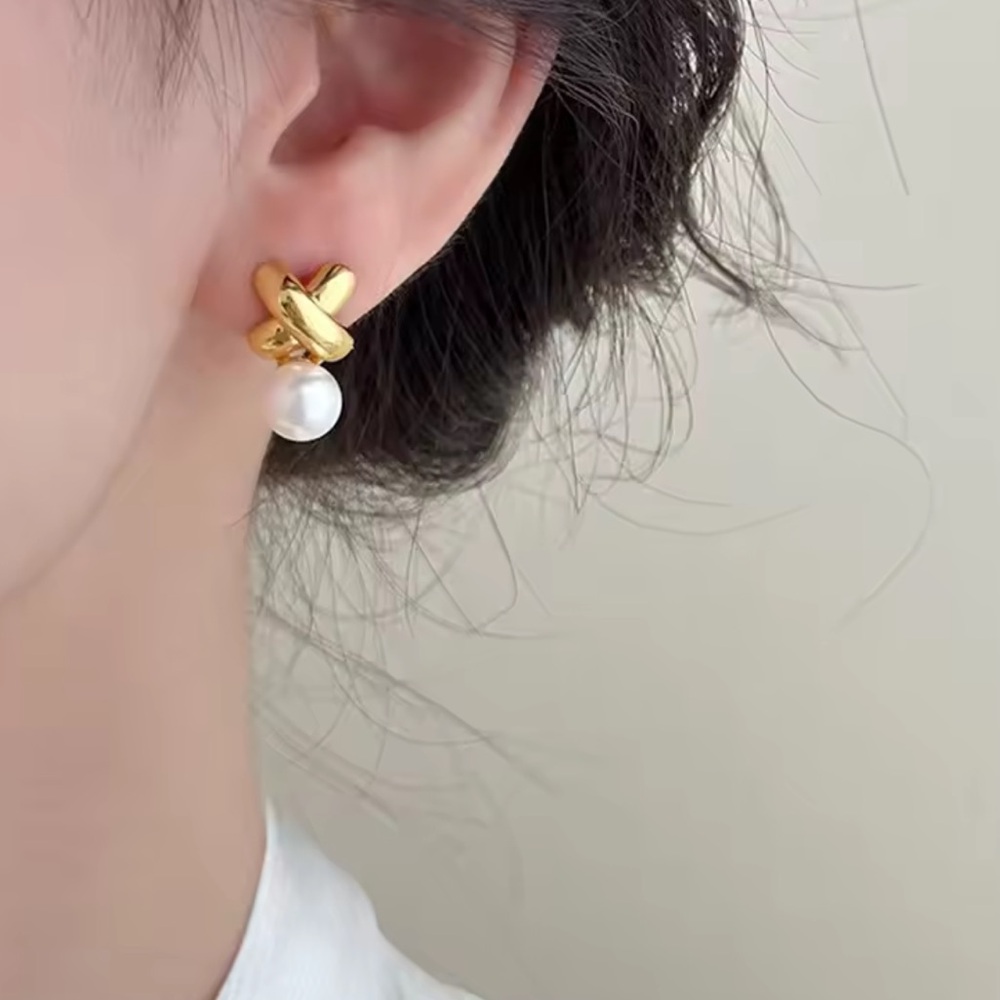Elegant Gold and Pearl Earrings